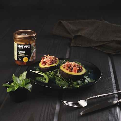 Авокадо, фаршированный тунцом оливки и орегано в итальянском стиле 